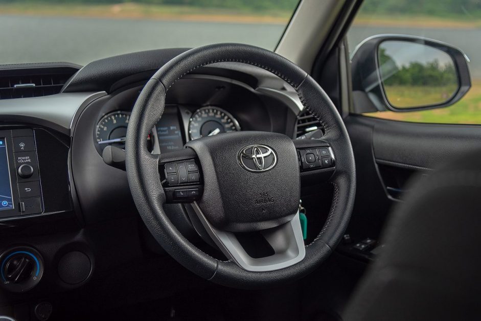 Toyota Hilux Revo Double Cab Z Edition 4x2 2.4 Mid (Razer Package)