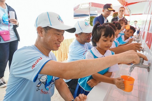 Isuzu gives Water for Life in Phatthalung 