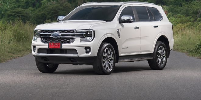 "Ford Everest Titanium+ 2025 4x4 มุมเฉียงด้านหน้า โชว์ดีไซน์กระจังหน้าใหม่พร้อมไฟหน้า LED และล้ออัลลอยดีไซน์พิเศษ"