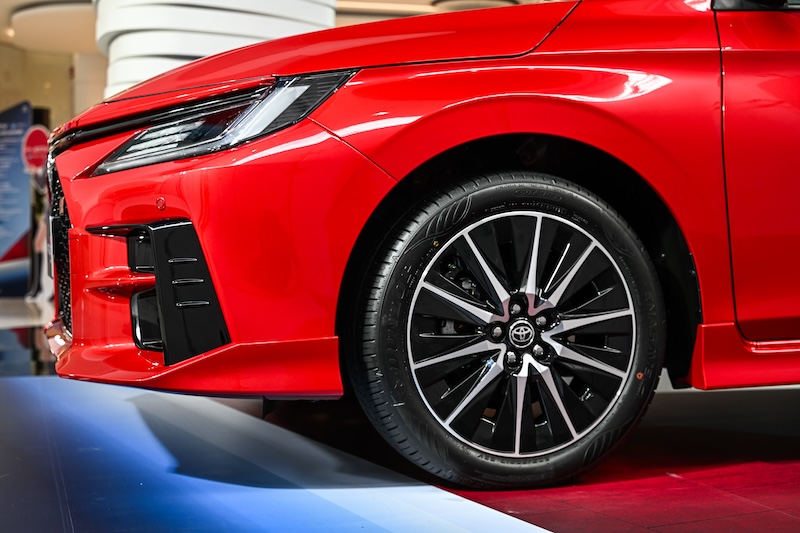 ล้ออัลลอย Toyota Yaris ATIV HEV GR Sport 2025 สีแดง ขนาด 17 นิ้ว Toyota Yaris ATIV HEV GR Sport 2025 สีแดง ล้ออัลลอย