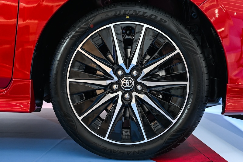 ล้ออัลลอย Toyota Yaris ATIV HEV GR Sport 2025 สีแดง ขนาด 17 นิ้ว Toyota Yaris ATIV HEV GR Sport 2025 สีแดง ล้ออัลลอย