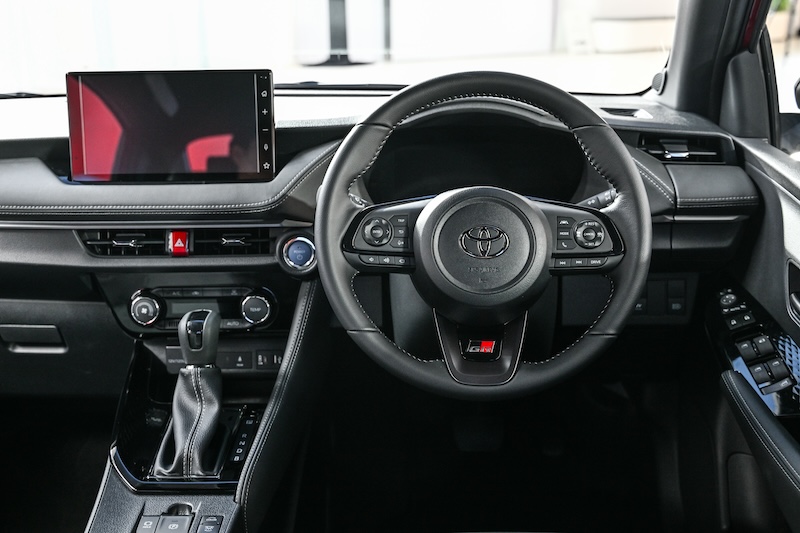 คอนโซลหน้า Toyota Yaris ATIV HEV GR Sport 2025 สีแดง หน้าจอสัมผัสทันสมัย Toyota Yaris ATIV HEV GR Sport 2025 สีแดง คอนโซลหน้า