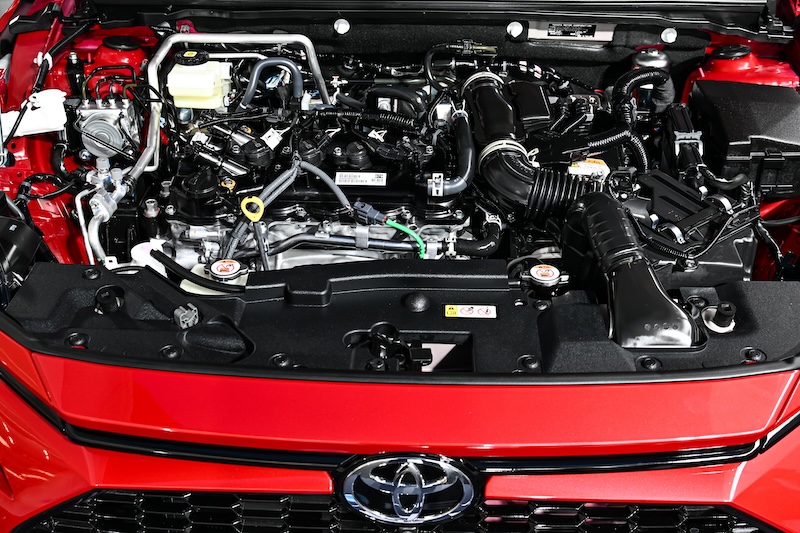 เครื่องยนต์ Toyota Yaris ATIV HEV GR Sport 2025 สีแดง ไฮบริดขนาด 1.5 ลิตร แบตเตอรี่ลิเธียมไอออน (Li-ion) และขับเคลื่อนล้อหน้า ประหยัดน้ำมันสูงสุดในกลุ่มรถ HEV อยู่ที่ 29.4 กม./ลิตร* Toyota Yaris ATIV HEV GR Sport 2025 สีแดง เครื่องยนต์