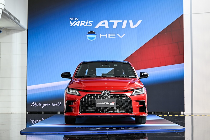 ด้านหน้ารถ Toyota Yaris ATIV HEV GR Sport 2025 สีแดง ไฟหน้า LED โดดเด่นสไตล์สปอร์ต Toyota Yaris ATIV HEV GR Sport 2025 สีแดง ด้านหน้า