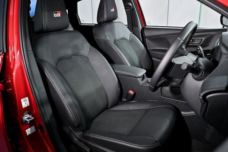 เบาะหน้า Toyota Yaris ATIV HEV GR Sport 2025 สีแดง เบาะหนังสังเคราะห์สีดำ GR Toyota Yaris ATIV HEV GR Sport 2025 สีแดง เบาะหน้า