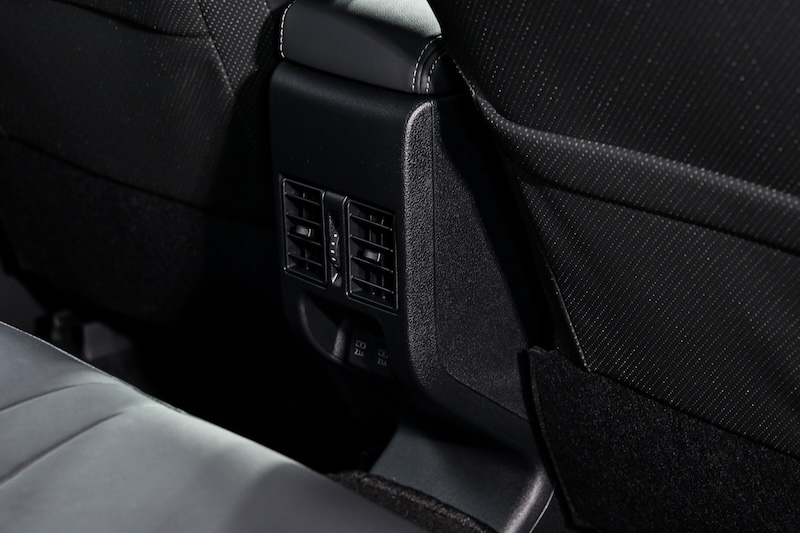 ช่องปรับอากาศตอนหลัง Toyota Yaris ATIV HEV GR Sport 2025 สีแดง ปรับได้หลายทิศทาง Toyota Yaris ATIV HEV GR Sport 2025 สีแดง ช่องปรับอากาศตอนหลัง