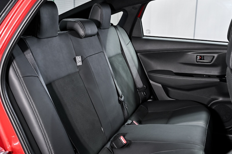 เบาะหลัง Toyota Yaris ATIV HEV GR Sport 2025 สีแดง เบาะหนังสังเคราะห์สีดำ Toyota Yaris ATIV HEV GR Sport 2025 สีแดง เบาะหลัง