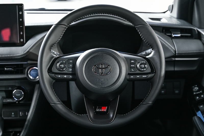 พวงมาลัย Toyota Yaris ATIV HEV GR Sport 2025 สีแดง ปุ่มควบคุมมัลติฟังก์ชัน Toyota Yaris ATIV HEV GR Sport 2025 สีแดง พวงมาลัย