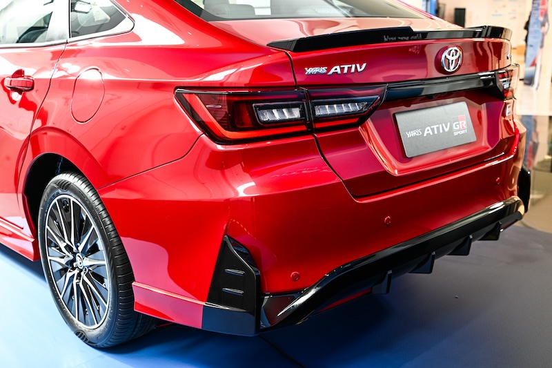 ชุดแต่ง GR GR Sport Toyota Yaris ATIV HEV GR Sport 2025 สีแดง กันชนหลัง และสปอยเลอร์หลัง Toyota Yaris ATIV HEV GR Sport 2025 สีแดง ชุดแต่ง GR Sport