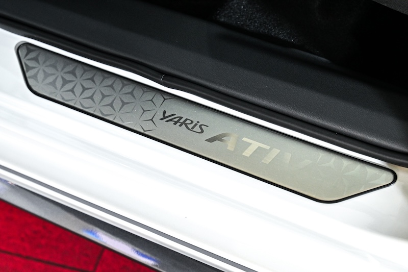 ขอบประตู Toyota Yaris ATIV HEV Premium 2025 สีขาว ลาย Yaris ATIV เพิ่มความพรีเมียม Toyota Yaris ATIV HEV Premium 2025 สีขาว ขอบประตูที่พื้นลาย Yaris ATIV