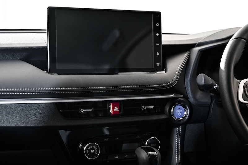 หน้าจอกลาง Toyota Yaris ATIV HEV Premium 2025 สีขาว หน้าจอสัมผัสขนาด 10.1 นิ้ว รองรับ Apple CarPlay และ Android Auto แบบไร้สาย Toyota Yaris ATIV HEV Premium 2025 สีขาว หน้าจอกลาง