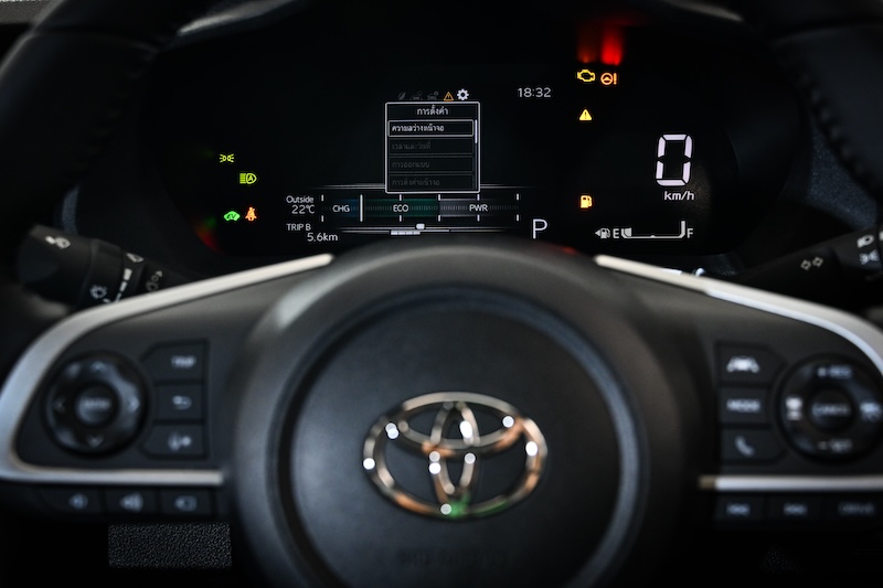 หน้าจอ Toyota Yaris ATIV HEV Premium 2025 สีขาว แสดงผลฝั่งคนขับ Toyota Yaris ATIV HEV Premium 2025 สีขาว หน้าจอ