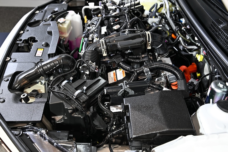 เครื่องยนต์ Toyota Yaris ATIV HEV Premium 2025 สีขาว ไฮบริดขนาด 1.5 ลิตร แบตเตอรี่ลิเธียมไอออน (Li-ion) และขับเคลื่อนล้อหน้า เมื่อเครื่องยนต์และมอเตอร์ทำงานควบคู่กัน จะได้กำลังสูงสุด 111 แรงม้า Toyota Yaris ATIV HEV Premium 2025 สีขาว เครื่องยนต์