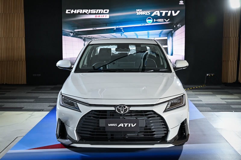 ด้านหน้ารถ Toyota Yaris ATIV HEV Premium 2025 สีขาว ไฟหน้า LED โดดเด่น Toyota Yaris ATIV HEV Premium 2025 สีขาว ด้านหน้า