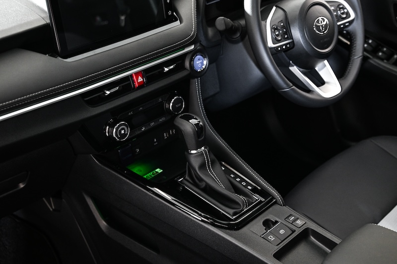 ภายในห้องโดยสาร Toyota Yaris ATIV HEV Premium 2025 สีขาว ระบบเบรกมือไฟฟ้า EPB + ระบบหน่วงเบรกอัตโนมัติ ABH Toyota Yaris ATIV HEV Premium 2025 สีขาว ภายในห้องโดยสาร