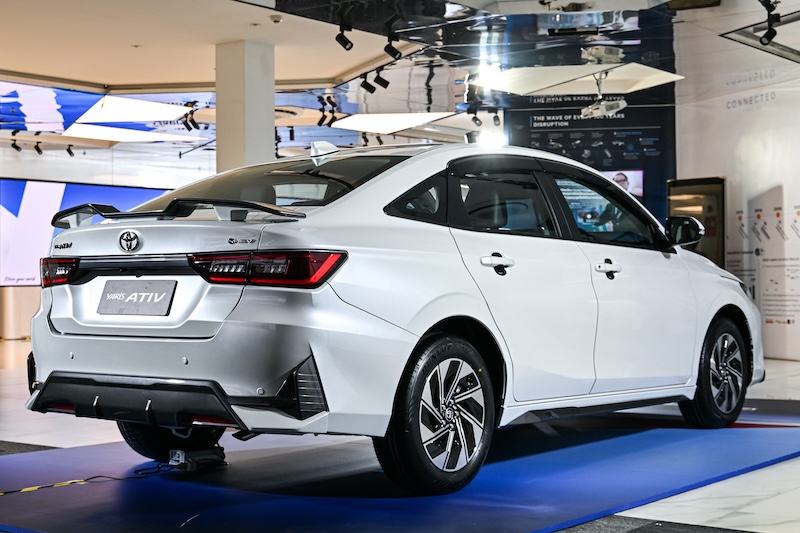 ด้านหลัง Toyota Yaris ATIV HEV Premium 2025 สีขาว ไฟท้าย LED สไตล์สปอร์ต Toyota Yaris ATIV HEV Premium 2025 สีขาว ด้านหลัง