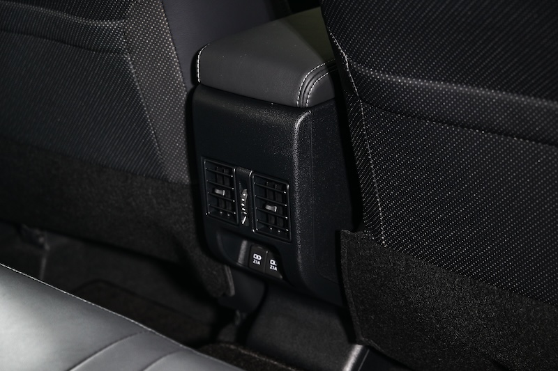 ช่องปรับอากาศตอนหลัง Toyota Yaris ATIV HEV Premium 2025 สีขาว ปรับได้หลายทิศทาง Toyota Yaris ATIV HEV Premium 2025 สีขาว ช่องปรับอากาศตอนหลัง