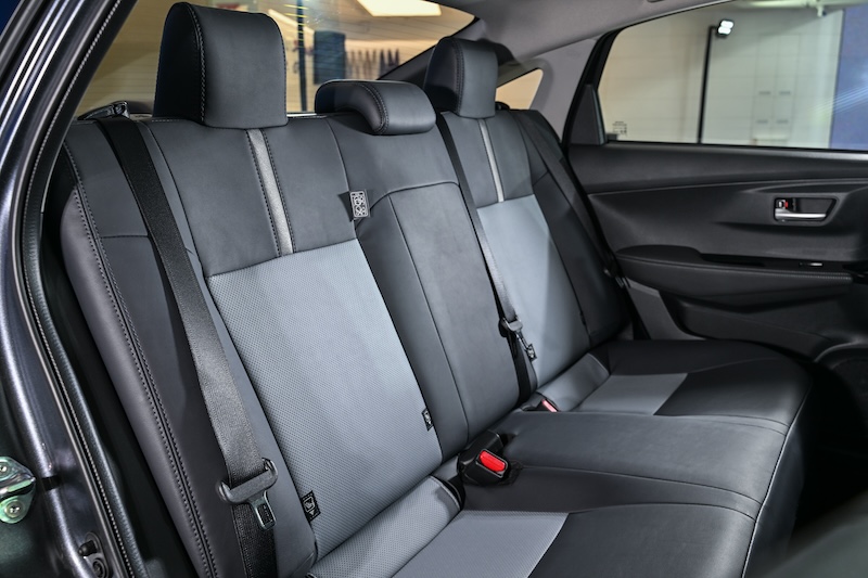 เบาะหลัง Toyota Yaris ATIV HEV Premium 2025 สีขาว กว้างและสะดวกสบาย Toyota Yaris ATIV HEV Premium 2025 สีขาว เบาะหลัง