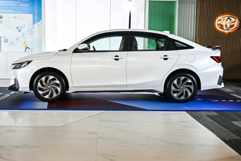 ด้านข้าง Toyota Yaris ATIV HEV Premium 2025 สีขาว ดีไซน์โค้งลื่น Toyota Yaris ATIV HEV Premium 2025 สีขาว ด้านข้าง