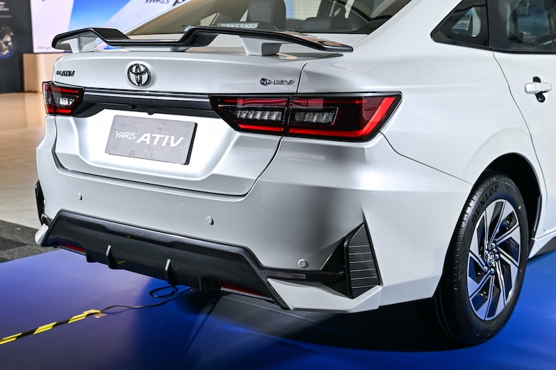 ด้านหลัง Toyota Yaris ATIV HEV Premium 2025 สีขาว ไฟท้าย LED สไตล์สปอร์ต Toyota Yaris ATIV HEV Premium 2025 สีขาว ด้านหลัง