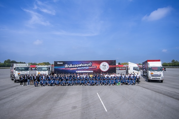 'ศึกคิงออฟแชมป์ ISUZU EURO 5 MAX' รอบชิงชนะเลิศ ชิงรางวัลรวม 1 ล้านบาท พิธีเปิดการแข่งขันรอบชิงชนะเลิศ 'ศึกคิงออฟแชมป์ ISUZU EURO 5 MAX'