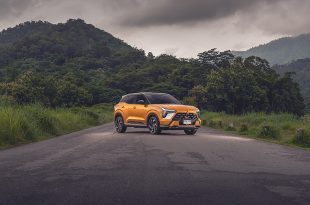 ด้านหน้า Mitsubishi X-Force HEV ULTIMATE พร้อมไฟหน้า LED และกระจัง Dynamic Shield