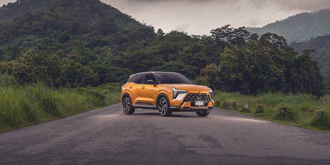 ด้านหน้า Mitsubishi X-Force HEV ULTIMATE พร้อมไฟหน้า LED และกระจัง Dynamic Shield