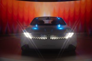 ด้านหน้าของ BMW Vision Neue Klasse กับกระจังหน้าไตคู่ดีไซน์ใหม่และไฟหน้าดิจิทัลสุดล้ำ