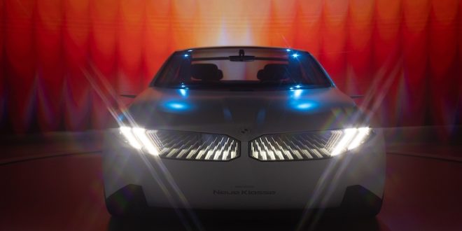 ด้านหน้าของ BMW Vision Neue Klasse กับกระจังหน้าไตคู่ดีไซน์ใหม่และไฟหน้าดิจิทัลสุดล้ำ