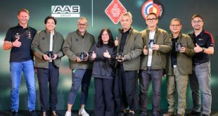 คณะผู้ขับรถทริป The Epic Bangkok–Stuttgart Porsche Drive ถ่ายภาพร่วมกับผู้บริหาร AAS Auto Service ในงานฉลองการกลับบ้าน