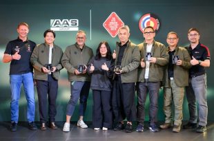 คณะผู้ขับรถทริป The Epic Bangkok–Stuttgart Porsche Drive ถ่ายภาพร่วมกับผู้บริหาร AAS Auto Service ในงานฉลองการกลับบ้าน