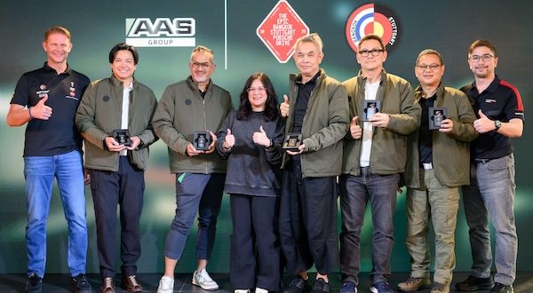 คณะผู้ขับรถทริป The Epic Bangkok–Stuttgart Porsche Drive ถ่ายภาพร่วมกับผู้บริหาร AAS Auto Service ในงานฉลองการกลับบ้าน