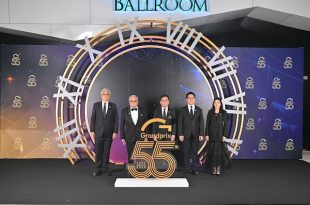 คณะผู้บริหารถ่ายภาพบริเวณโฟโต้บูธดีไซน์เข็มนาฬิกาในงานฉลองครบรอบ 55 ปี GrandPrix International