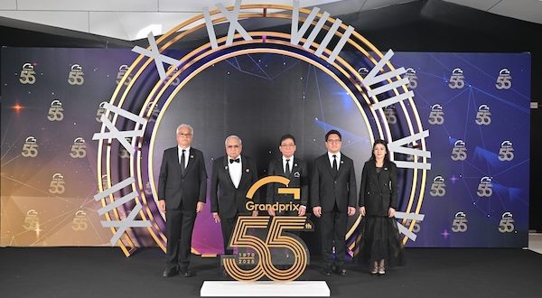 คณะผู้บริหารถ่ายภาพบริเวณโฟโต้บูธดีไซน์เข็มนาฬิกาในงานฉลองครบรอบ 55 ปี GrandPrix International