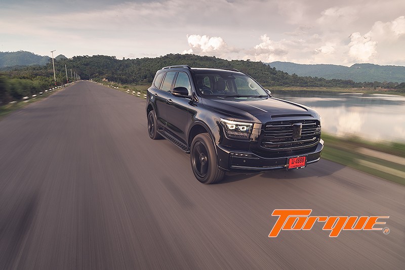 GWM TANK 500 Diesel Black Warrior 4WD – มุมหน้ารถวิ่งบนถนน GWM TANK 500 Diesel Black Warrior 4WD 2025 วิ่งบนถนน มุมหน้าตรง