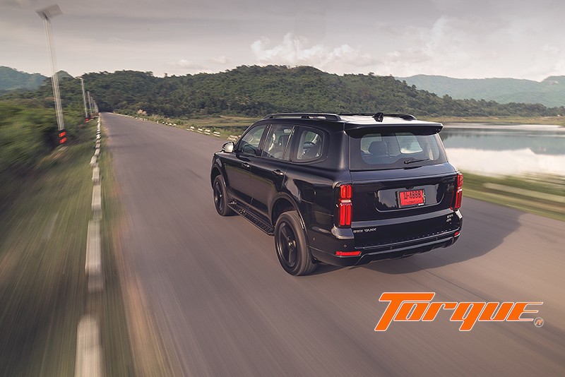 GWM TANK 500 Diesel Black Warrior 4WD – มุมหลังขณะวิ่ง ด้านหลัง GWM TANK 500 Diesel Black Warrior 4WD 2025 กำลังวิ่ง