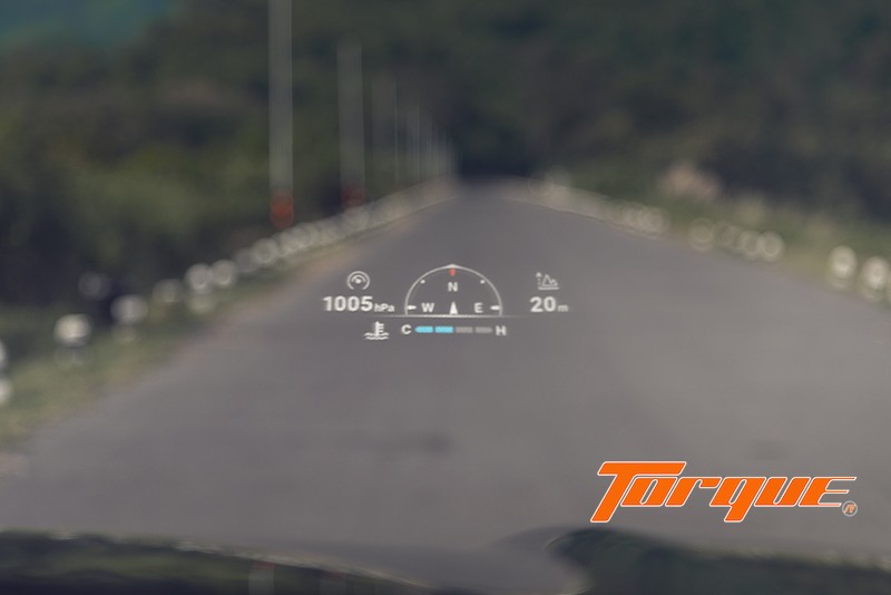Head-up Display – GWM Tank 500 Diesel Black Warrior 4WD 2025 หน้าจอ Head-up Display แสดงข้อมูลการขับขี่ GWM Tank 500 Diesel Black Warrior 4WD 2025