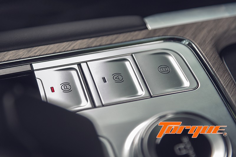 Electronic Parking Brake & Auto Hold – GWM TANK 500 Diesel Black Warrior 4WD ปุ่มเบรกมือไฟฟ้าและระบบ Auto Hold บนคอนโซลกลาง GWM TANK 500 Diesel Black Warrior 4WD 2025