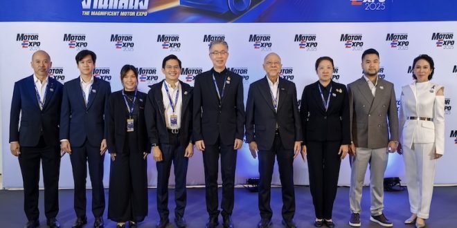 กลุ่มผู้บริหารร่วมถ่ายภาพหน้าฉากงาน Motor Expo 2025 ภายใต้ธีม “อลังการงานแสดง”