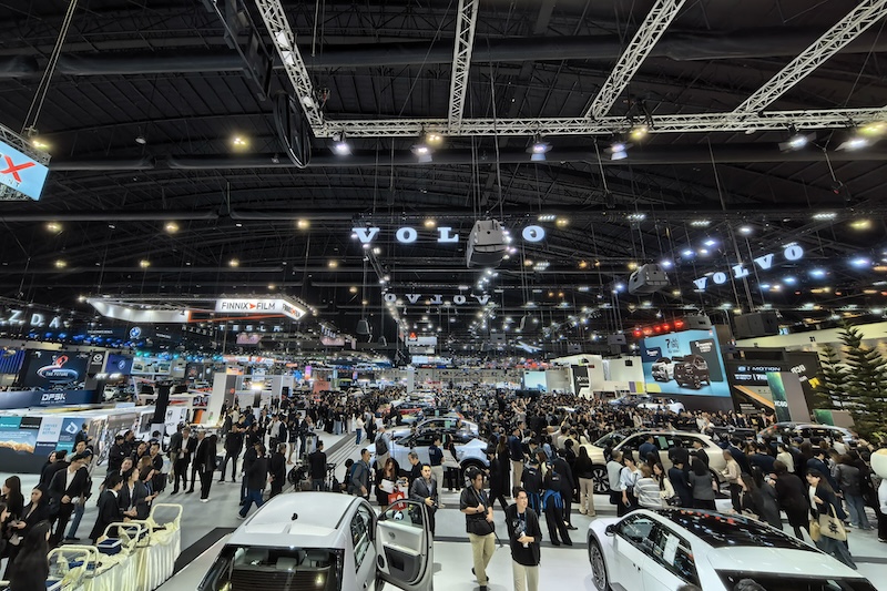 Exhibition Hall Overview – Motor Expo 2025 Crowd & Booths บรรยากาศฮอลล์จัดแสดงรถภายในงาน Motor Expo 2025 มีผู้เข้าร่วมชมงานจำนวนมาก