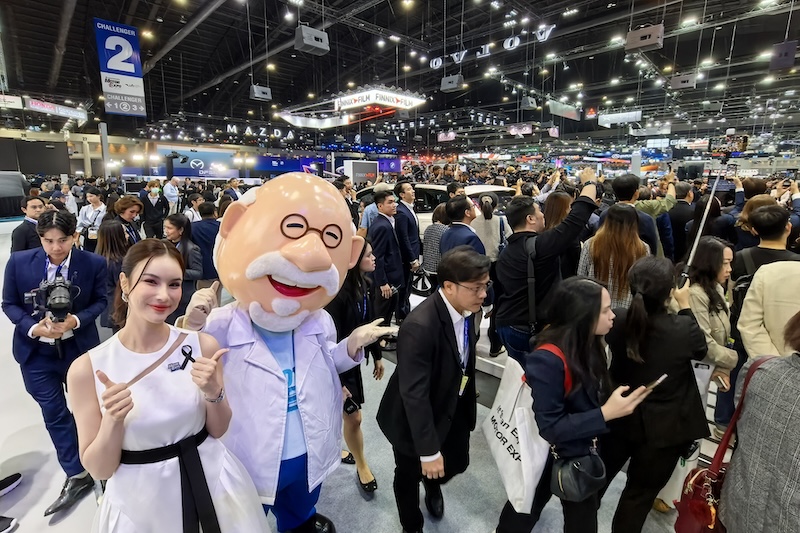 Mascot & Visitors at Motor Expo 2025 Exhibition Floor มาสคอตและผู้ร่วมงานถ่ายภาพท่ามกลางผู้เข้าชมงานคับคั่งใน Motor Expo 2025