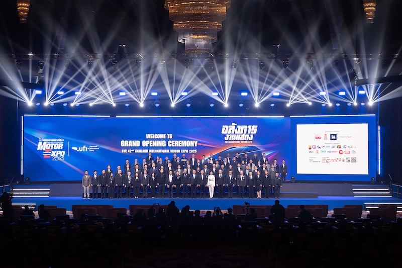 Grand Opening Ceremony – Motor Expo 2025 at IMPACT Challenger พิธีเปิดงาน Motor Expo 2025 บนเวทีใหญ่ พร้อมผู้บริหารและแขกผู้มีเกียรติยืนเรียงแถวอย่างเป็นทางการ
