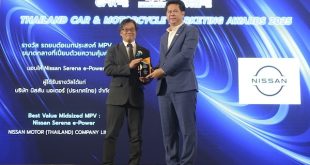 ทาคาอากิ ยานางิ รองประธานอาวุโส นิสสัน ประเทศไทย รับรางวัล Best Value Midsized MPV สำหรับ Nissan Serena e-Power ในงาน THAILAND CAR & MOTORCYCLE MARKETING AWARDS 2025
