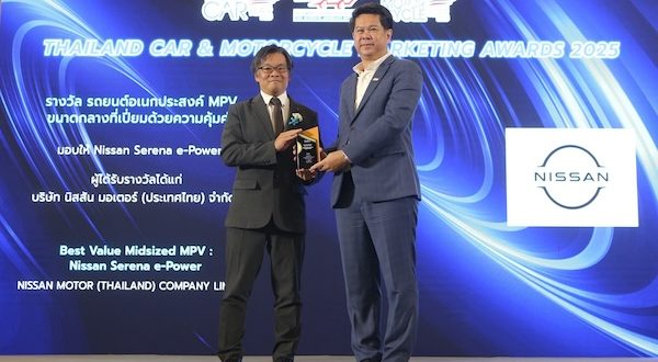 ทาคาอากิ ยานางิ รองประธานอาวุโส นิสสัน ประเทศไทย รับรางวัล Best Value Midsized MPV สำหรับ Nissan Serena e-Power ในงาน THAILAND CAR & MOTORCYCLE MARKETING AWARDS 2025