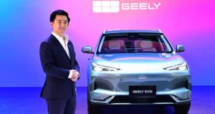 ผู้บริหารกลุ่มธนบุรียืนคู่กับรถยนต์ไฟฟ้า GEELY EX5S ในงานประกาศกลยุทธ์ยานยนต์ปี 2025