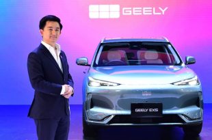 ผู้บริหารกลุ่มธนบุรียืนคู่กับรถยนต์ไฟฟ้า GEELY EX5S ในงานประกาศกลยุทธ์ยานยนต์ปี 2025