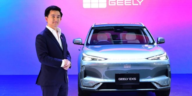 ผู้บริหารกลุ่มธนบุรียืนคู่กับรถยนต์ไฟฟ้า GEELY EX5S ในงานประกาศกลยุทธ์ยานยนต์ปี 2025