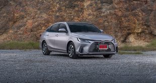 ด้านหน้าเฉียงขวาของ Toyota Yaris ATIV HEV Premium พร้อมกระจังหน้าโครเมียมและล้ออัลลอย