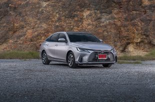 ด้านหน้าเฉียงขวาของ Toyota Yaris ATIV HEV Premium พร้อมกระจังหน้าโครเมียมและล้ออัลลอย