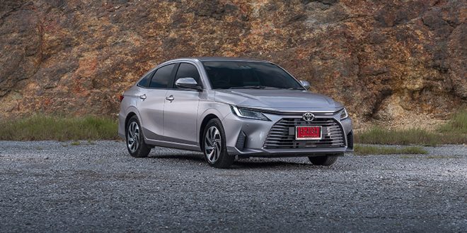 ด้านหน้าเฉียงขวาของ Toyota Yaris ATIV HEV Premium พร้อมกระจังหน้าโครเมียมและล้ออัลลอย